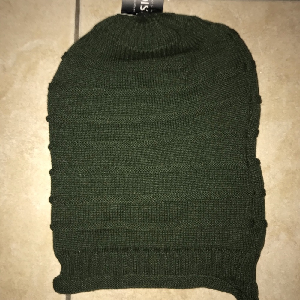 New with tags, dark forest green beanie😊